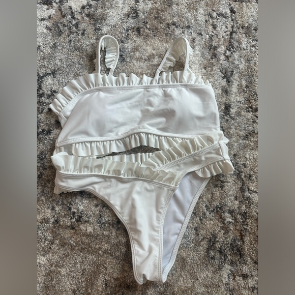 Medium white swimsuit - Picture 1 of 1